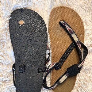 Earthrunners Chronos grounding sandals